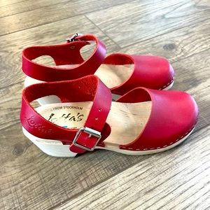 Lotta from Stockholm Low Wood Clogs in Red Size 36/6